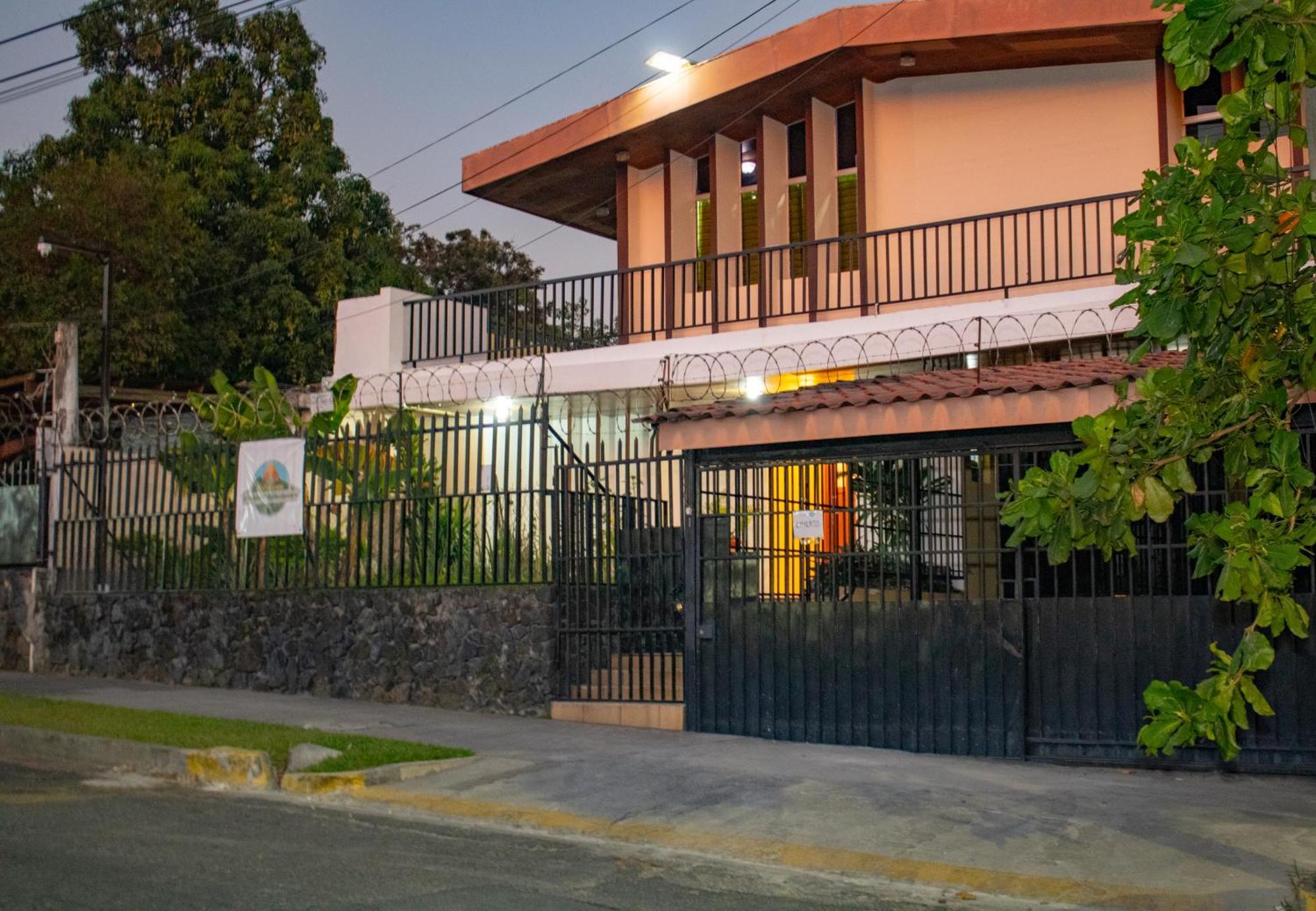 Volcano Hostal Y Restaurante San Salvador Exteriör bild